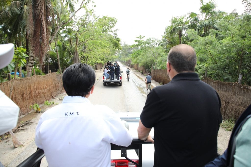 Víctor Mas Tah, informó:" Recorrimos la zona hotelera tras el paso del huracán 'Zeta' para coordinar acciones con los empresarios del sector turístico de Tulum. En conjunto con CAPA (Comisión de Agua Potable y Alcantarillado de Q.Roo) , realizaremos bombeo para sacar el agua acumulada y colocaremos materiales para mejorar las condiciones del camino".