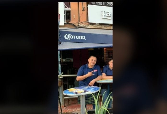 Lo que sería una noche de descanso y esparcimiento para esta joven, terminó en una terrible experiencia, pues al asistir al bar La Chopería, Plaza de Toros en Cancún, un mesero le quería cobrar propina obligatoria y además de agredirla a ella y a su acompañante por negarse a pagar tal tarifa, provocó que ambos terminaran en El Torito.