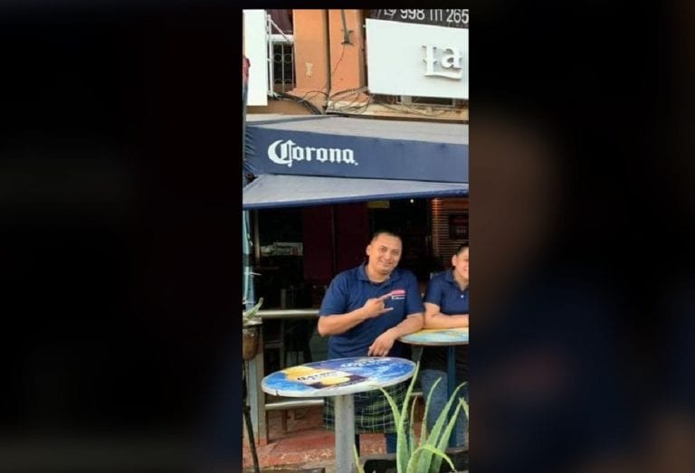 Lo que sería una noche de descanso y esparcimiento para esta joven, terminó en una terrible experiencia, pues al asistir al bar La Chopería, Plaza de Toros en Cancún, un mesero le quería cobrar propina obligatoria y además de agredirla a ella y a su acompañante por negarse a pagar tal tarifa, provocó que ambos terminaran en El Torito.