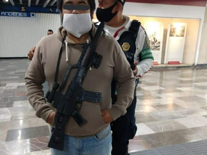 Foto: (SSC CDMX PBI) Informaron los elementos de la Policía Bancaria e Industrial que el detenido al parecer padece de sus facultades mentales.