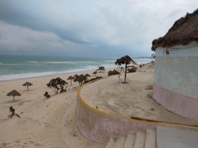 Al parecer, el huracán “Zeta” no sólo derribó árboles y subió arena al bulevar Kukulcán, sino que sus vientos también sacaron droga de su escondite. Así ocurrió en Playa Delfines, donde agentes policiacos encontraron un paquete con 10 kilogramos de marihuana.