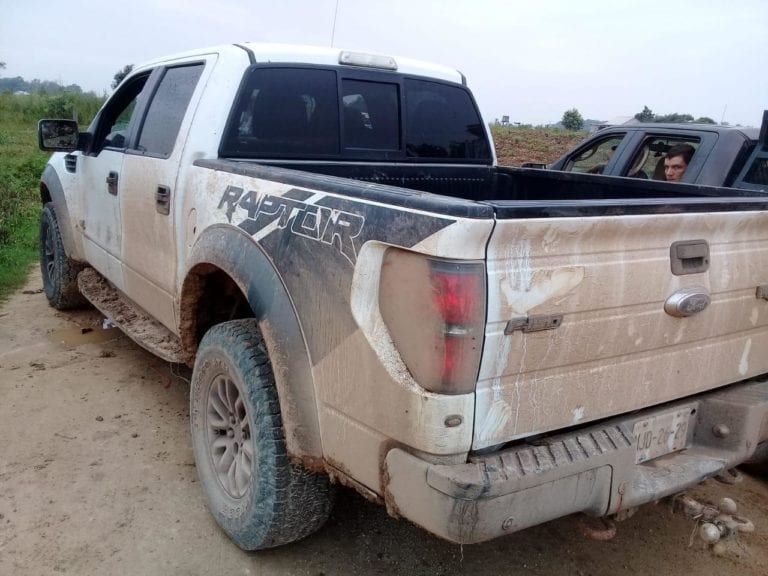 Hallan vehículos en Bacalar que presuntamente descargarían el “narco jet”