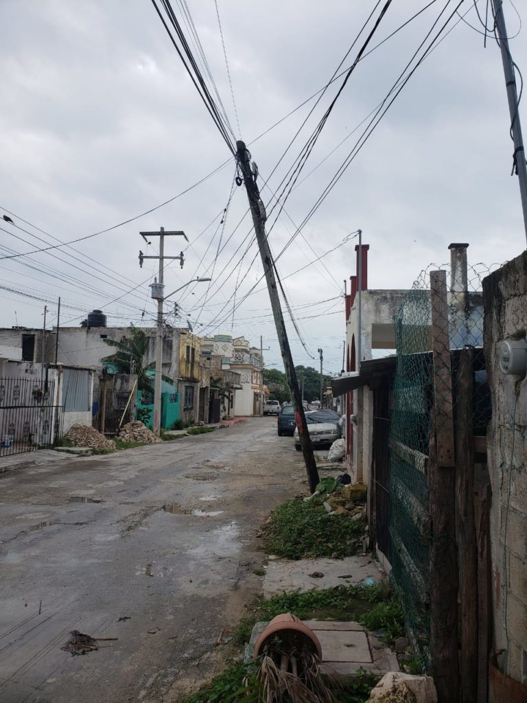 Poste a punto de caerse en la Región 92 de Cancún
