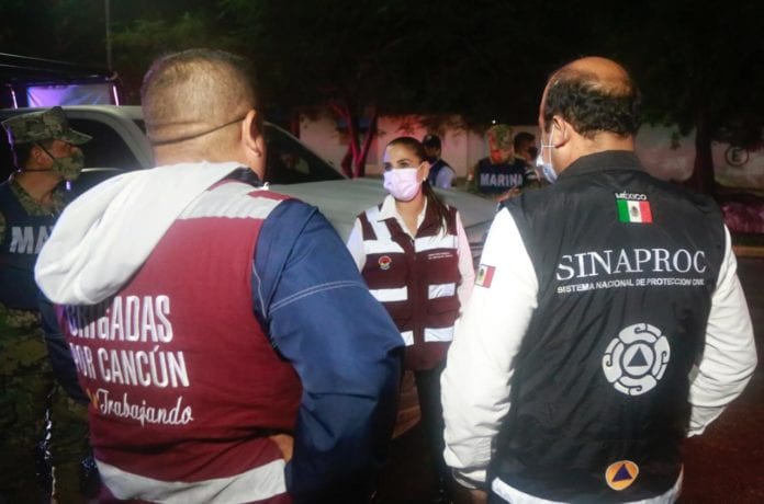 Funcionarios del Ayuntamiento de Benito Juárez realizaron un recorrido, para supervisar las acciones anticipadas como desazolve de pozos así como de retiro de basura vegetal que pueda obstruirlos y producir inundaciones, ante el paso del Huracán 