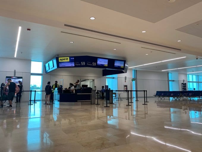 Debido a la presencia del huracán “Zeta” en la entidad, 41 vuelos (41 llegadas y 42 salidas) fueron canceladas hoy en el Aeropuerto Internacional de Cancún, además de generarse demoras en tres llegadas y cuatro salidas.