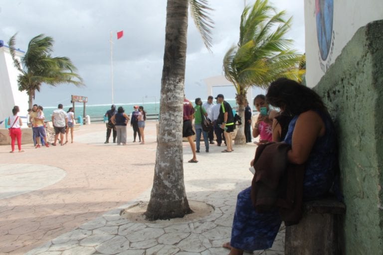 Autoridades policiacas, tanto en Playa del Carmen como en Puerto Morelos, efectuaron recorridos esta tarde por sus zonas turísticas para instar a la población a que se retire, ante el inminente arribo del huracán “Zeta”, aunque no todos hicieron caso.