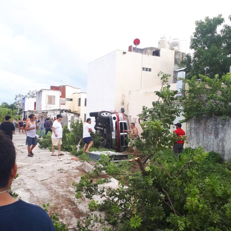 Una camioneta quedó volcada sobre su constado afuera de una casa, luego que el conductor perdiera el control de su vehículo