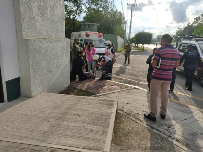 Esta tarde un hombre se clavó un cuchillo tipo cebollero en el pecho, además de cortarse los brazos, ante la mirada de decenas de personas frente al 64 Batallón de Infantería, junto a la avenida López Portillo de esta cuidad.