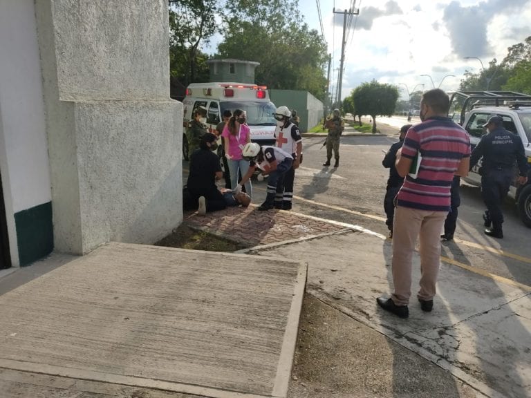 Hombre se abre las venas y se clava cuchillo en el pecho frente al batallón militar de Cancún