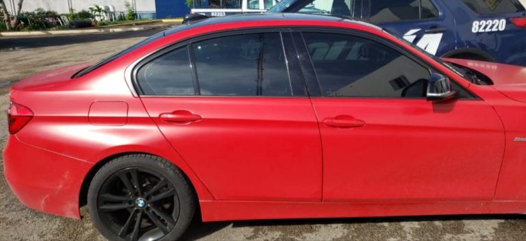 Recuperan automóvil reportado por robo en Solidaridad, dos sujetos quedaron asegurados