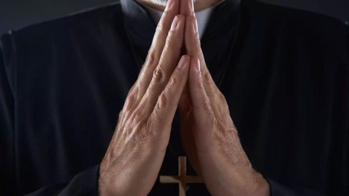 Con una sentencia de 50 años de prisión, condenaron a un sujeto por violar a menor de edad en un centro religioso de Cancún.