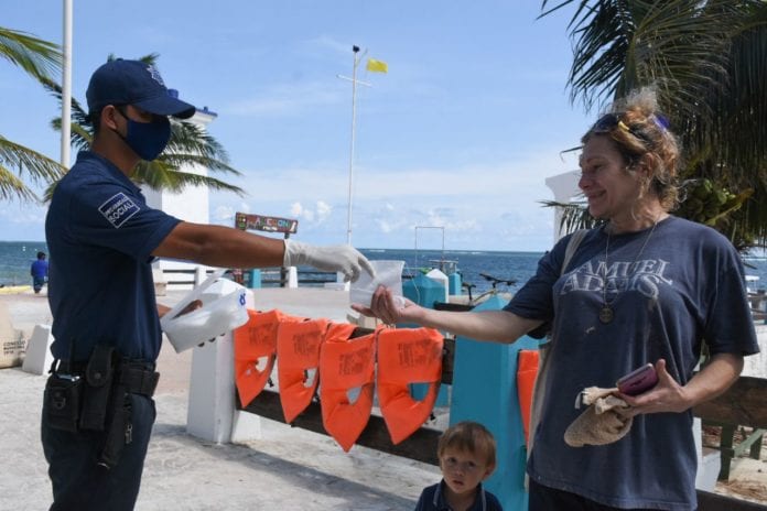 GALERÍA: Elementos de Seguridad Pública entregan cubrebocas en sitios estratégicos aunado a la labor de jóvenes del programa Enlaces de Participación Social. “Cumplir las disposiciones sanitarias es fundamental para proteger la salud de todos y evitar rebrotes”, destaca la presidenta municipal, Laura Fernández Piña.