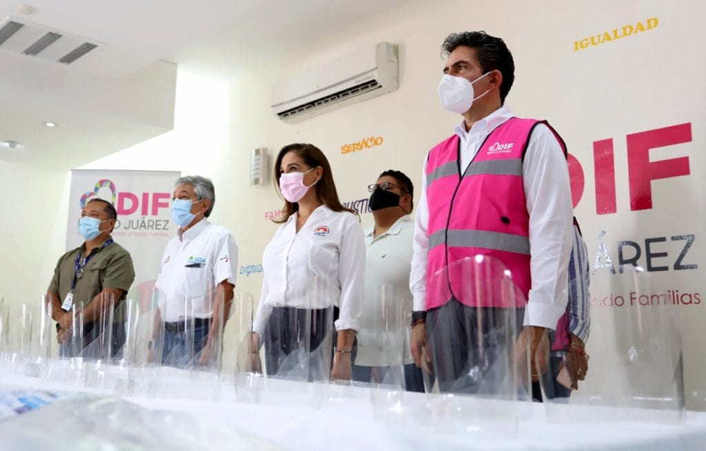 La Presidente Municipal, Mara Lezama, fue testigo de la aportación de este material en las instalaciones del DIF Benito Juárez, ante la presencia del titular de la Dirección General de Salud, Joaquín Barajas Pérez; el director del Hospital General de Cancún, Aurelio Espinoza Díaz, y el director general del DIF en el municipio, Flavio Carlos Rosado.