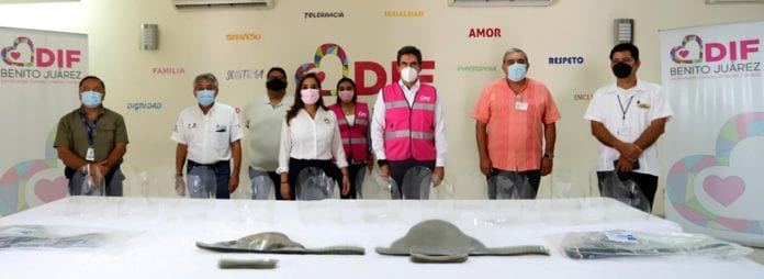 En el marco del Día de la Médica y el Médico en México, el Ayuntamiento de Benito Juárez a través del sistema DIF Municipal, gracias al donativo del Grupo Modelo, entregó 300 caretas a la Jurisdicción Sanitaria No. 2 para beneficiar al personal médico que atiende casos de COVID-19.