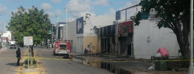 El incendio que consumió parcialmente tres locales en la Avenida Juárez esta mañana causó serios daños estructurales, comentó el subdirector operativo de Protección Civil municipal, quien respondió a la pregunta de si fue provocado este siniestro, como se rumora.