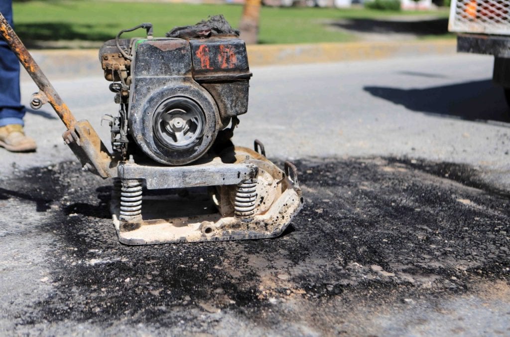 Al respecto, la alcaldesa señaló que dos cuadrillas de trabajadores municipales realizan el bacheo de vialidades, como parte del programa permanente implementado en la actual administración 2018-2021, que se reactiva en situaciones emergentes, principalmente durante la temporada de lluvias.