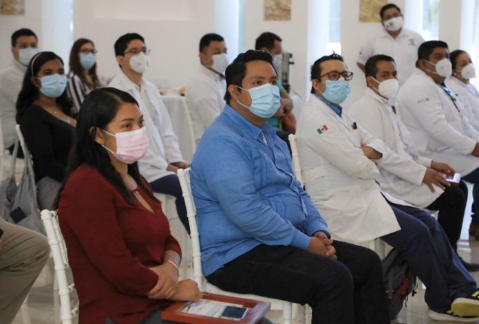 Reconocen a los médicos de Solidaridad en su día