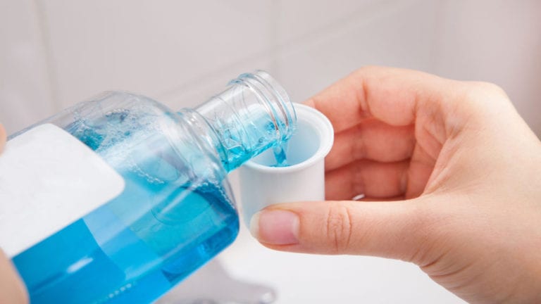 Enjuagues bucales y antisépticos ‘pueden inactivar la carga viral de Covid-19’: especialistas
