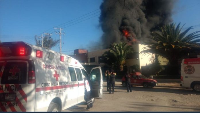 Un incendio se produjo en Edomex luego que explotara un tanque de gas en una fábrica de veladoras