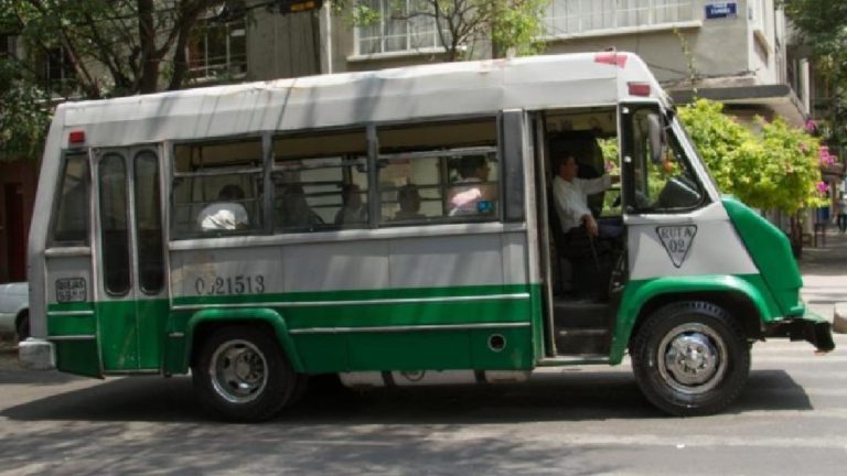 Pasajeros someten a asaltantes en transporte público y arrojan sus cuerpos a la carretera
