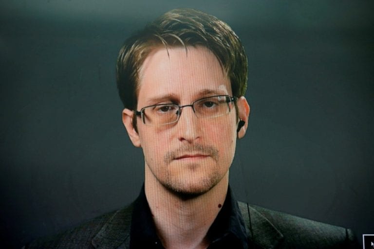 Edward Snowden, acusado de espionaje en EEUU, recibe residencia en Rusia