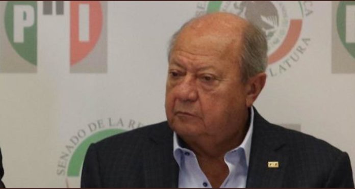 Un trabajador de Pemex fue despedido luego de ser cachado comiendo con Romero Deschamps