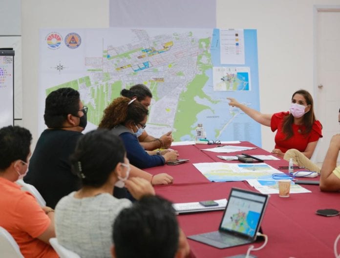 El Ayuntamiento de Benito Juárez mantiene la intervención operativa a la empresa Inteligencia México mediante la que asumió temporalmente el servicio en su etapa de recolección y transporte de residuos sólidos en la ciudad, a través del Plan Emergente de Recoja de Basura, en el que personal de servicios públicos junto con agrupaciones y sociedad civil se han sumado para recuperar la imagen de un Cancún limpio.