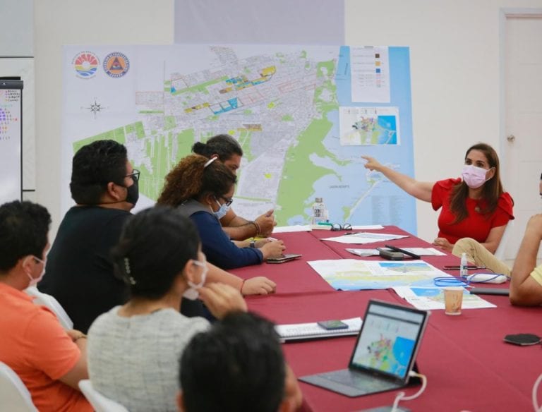 El Ayuntamiento de Benito Juárez mantiene la intervención operativa a la empresa Inteligencia México mediante la que asumió temporalmente el servicio en su etapa de recolección y transporte de residuos sólidos en la ciudad, a través del Plan Emergente de Recoja de Basura, en el que personal de servicios públicos junto con agrupaciones y sociedad civil se han sumado para recuperar la imagen de un Cancún limpio.