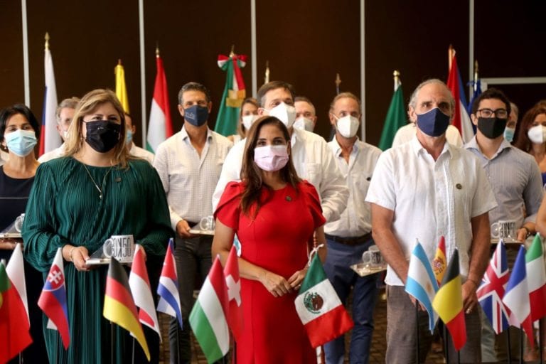 Autoridades de Benito Juárez sostuvieron un encuentro con el Cuerpo Diplomático Acreditado en el municipio para mantener los lazos de acercamiento y reafirmar el compromiso del gobierno de impulsar una reactivación económica y turística, gradual, ordenada y responsable. 