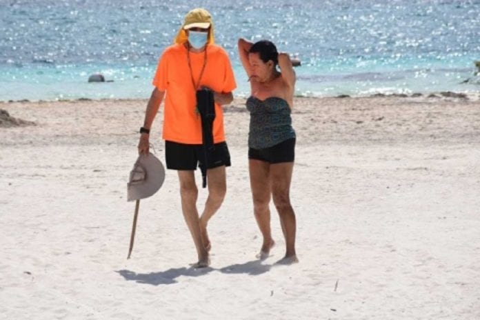 El gobernador de Quintana Roo, Carlos Joaquín, llamó a la población a no relajar los hábitos como el uso de cubrebocas, gel, lavado de manos y sana distancia como medidas para atenuar la intensidad de transmisión del SARS-CoV-2, en estos momentos en que Europa bate récords de contagios diarios, que hacen temer a los gobiernos un nuevo colapso en hospitales y en que el subsecretario federal de Salud, Hugo López Gatell, advierte 