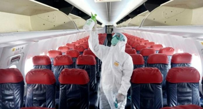 Mujer muere de Covid-19 en vuelo a Texas