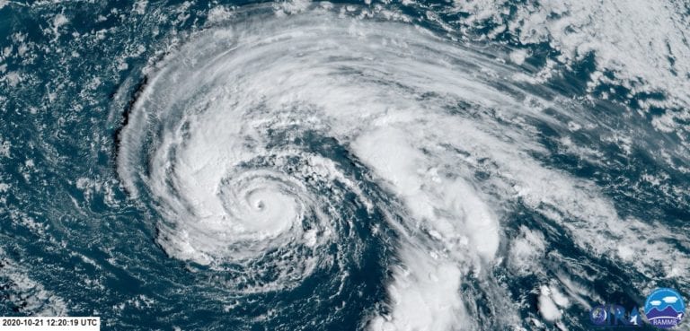 ‘Épsilon’ se convierte en huracán categoría 1; se mantiene aún lejos de Q. Roo