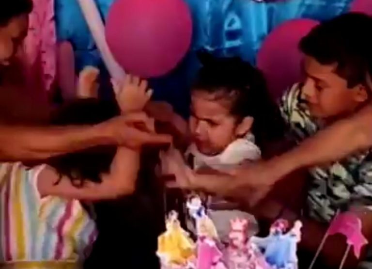 Video: Pelea de hermanas durante cumpleaños se hace viral