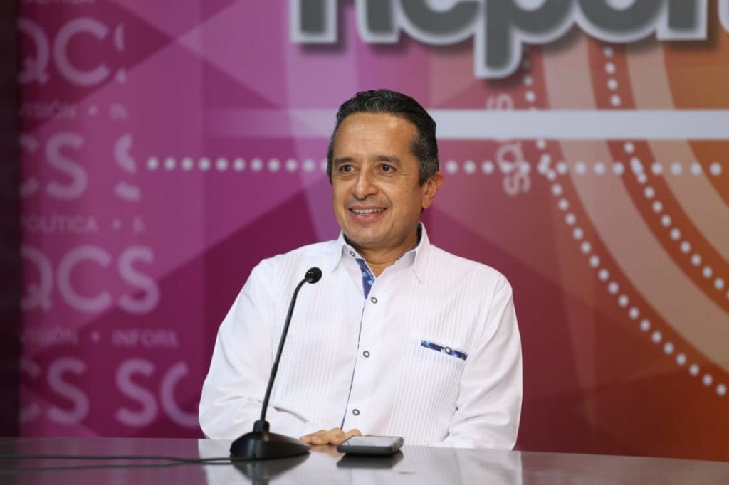 El gobernador de Quintana Roo explicó que, durante los recorridos que realizó por los municipios afectados por el huracán, observó muchas escuelas con bardas caídas, árboles sobre aulas, etc., por lo que pidió al Instituto de Infraestructura Física Educativa de Quintana Roo (IFEQROO) la inspección.