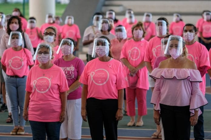 En el Día Mundial de la Lucha contra el Cáncer de Mama, autoridades municipales y estatales, junto con la sociedad civil, formaron el tradicional Listón Humano Rosa, que tuvo lugar sobre la grama del estadio de béisbol “Toro Valenzuela”, como parte de las actividades de concientización y prevención de esta enfermedad que afecta a mujeres y hombres de todo el mundo.  
