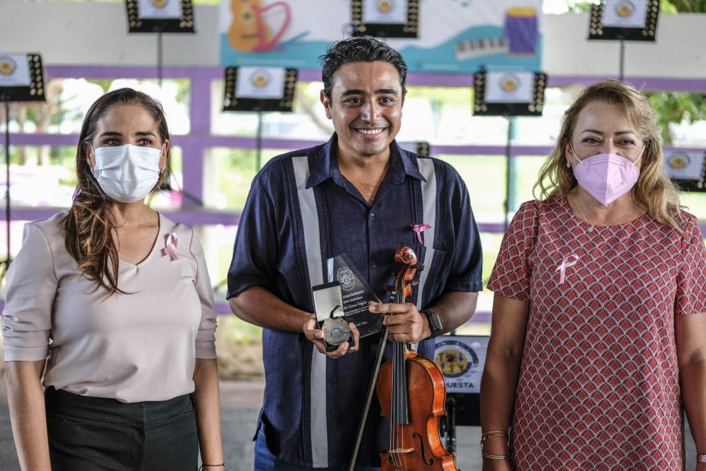 En la ceremonia llevada a cabo en el parque de la Supermanzana 94, la Primera Autoridad Municipal destacó que este tipo de programas fomentan el desarrollo creativo y artístico de niñas y niños, al mismo tiempo que generan confianza hacia la policía, ya que son los elementos de seguridad quienes impartirán las clases. 