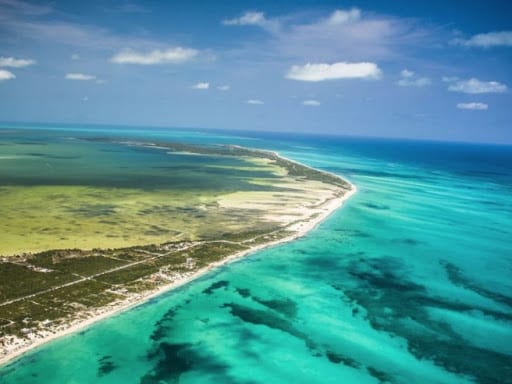 Ante la urgente necesidad de salvaguardar el patrimonio público o privado de Benito Juárez e Isla Mujeres, ante los constantes prácticas o intentos de invasión o despojos de inmuebles, la Fiscalía General del Estado, así como ciudadanos y profesionales inmobiliarios, buscar firmar un convenio para prevenir este delito, por el que recientemente ha habido detenidos.