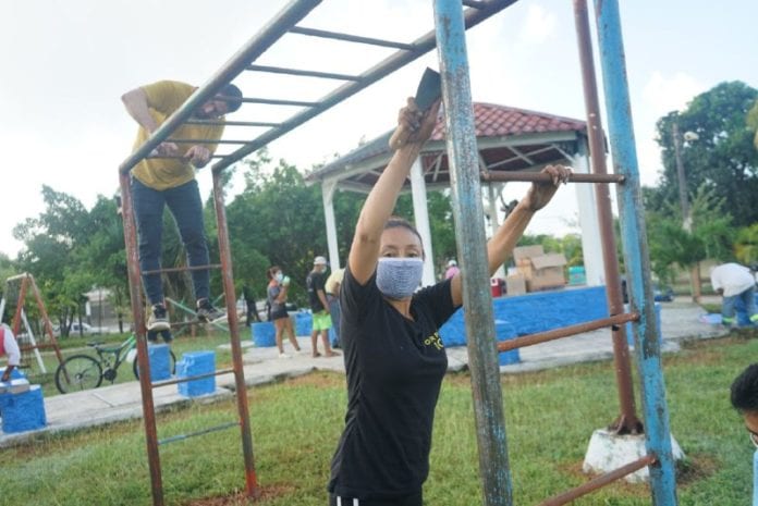 Jóvenes chetumaleños pusieron el ejemplo de cómo es posible mejorar la comunidad en unidad, al trabajar en restaurar parques y domos de dos comunidades.