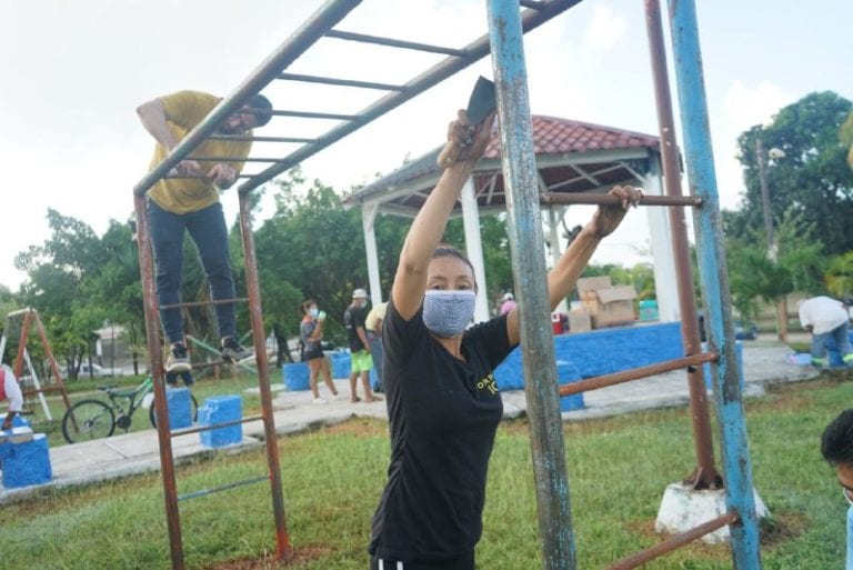 Jóvenes chetumaleños pusieron el ejemplo de cómo es posible mejorar la comunidad en unidad, al trabajar en restaurar parques y domos de dos comunidades.