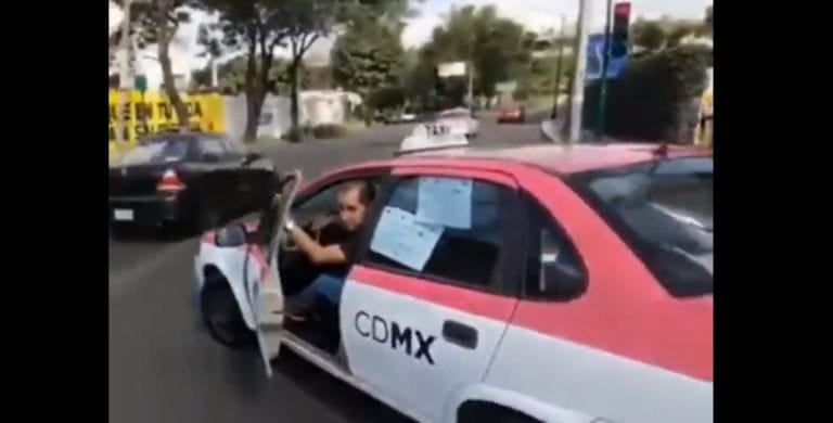 Taxista insulta a mujer que le reclama por pasarte el alto en una calle: “te vale”