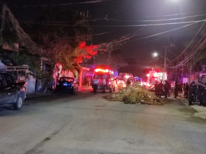 Sujetos armados abrieron fuego en contra de un domicilio de la Región 219, dando muerte a una mujer y lesionando a dos personas, la noche de hoy domingo.