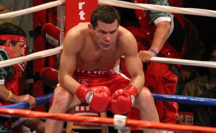 “Cargando por primera vez al más hermoso Julito Chávez. Este si va a ser el bueno”, escribió la Leyenda en su cuenta de Twitter.