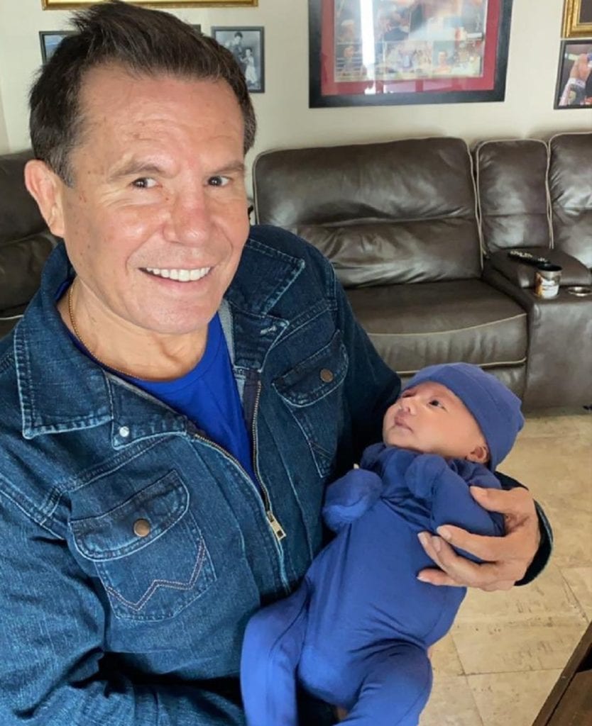 La leyenda del box mexicano, Julio César Chávez, presentó en redes sociales al nuevo y próximo campeón de la dinastía que podría seguir sus pasos y superar a su propio padre, como lo insinuó el ex campeón, su abuelo.