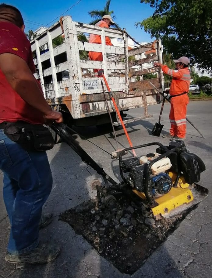 Labores de bacheo, limpieza, recolección de ramas, arbustos y árboles, avanzan en diferentes puntos de la ciudad para atender las afectaciones que dejó a su paso el huracán 
