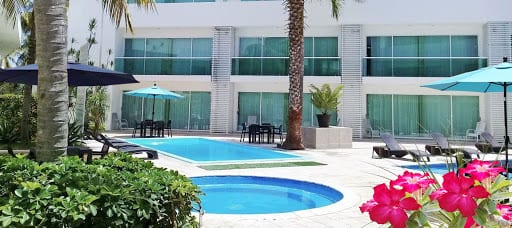 unque muchos hoteles fueron obligados a permanecer cerrados por cerca de seis meses, a raíz de la pandemia del COVID-19, la Comisión Federal de Electricidad (CFE) de todas maneras exige que estos centros de hospedaje salden sus adeudos, para evitar quedarse sin servicio, lamentó la presidenta de la Asociación de Hoteles del Centro y Sur de Quintana Roo, Deborah Angulo Villanueva.