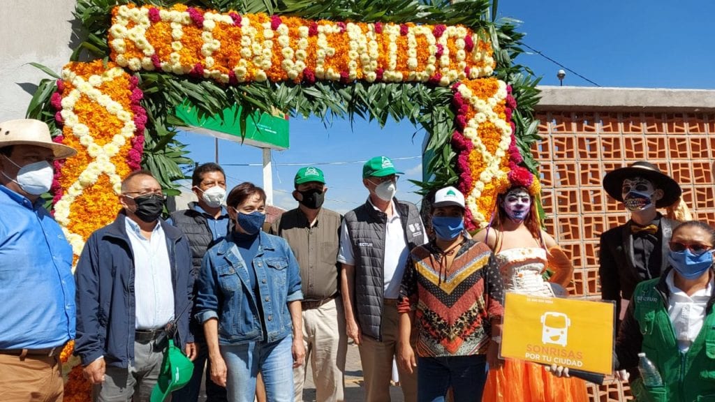 Productores del vivero de San Luis Tlaxialtemalco y de los mercados Xochimilco y Tláhuac abrieron las puertas de esta expo a los visitantes que podrán encontrar distintas variedades de flores de cempasúchil, además de bellos arreglos, que estarán disponibles del 17 de octubre y hasta el lunes 2 de noviembre.