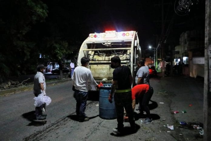Autoridades municipales continúan por toda la ciudad realizando la recolección de basura doméstica desde las primeras horas de este viernes, con un estado de fuerza de más de 100 trabajadores municipales y casi 50 unidades entre camionetas y maquinaria, para restablecer el servicio en beneficio de la población.