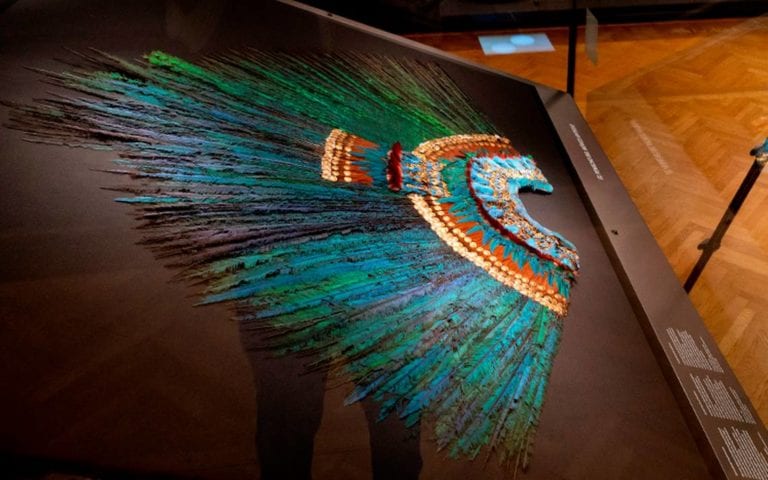 El objeto histórico conocido como "penacho de Moctezuma", que ha despertado el interés del presidente Andrés Manuel López Obrador quien lo solicitó a  Austria, país que lo conserva, ha despertado de nuevo polémica, pues ahora un experto del museo que lo custodia, dijo que no pertenecía al dignatario mexica.