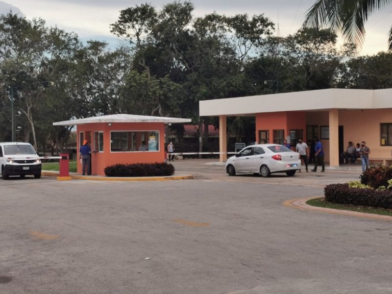 Una explosión en el área de lavandería en el hotel Barceló de Puerto Aventuras ha dejado a cuatro personas heridas. Hasta el momento, autoridades no han podido ingresar al lugar a verificar lo ocurrido.