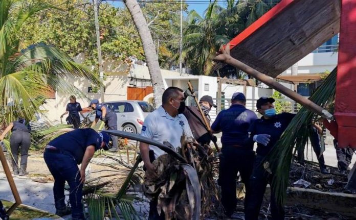 Brigadas siguen con la limpieza de Puerto Morelos luego del paso del huracan 